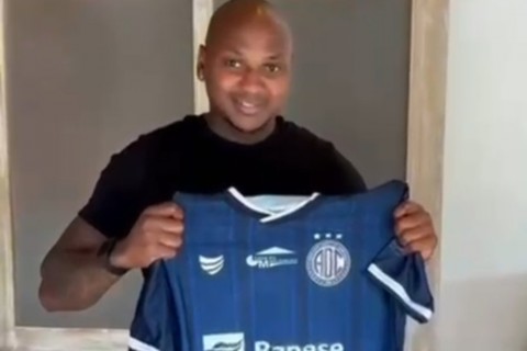 Confiança contrata o atacante Sassá