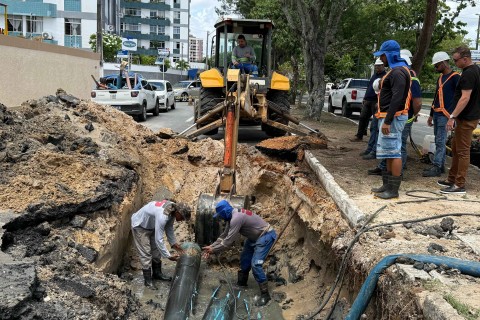 Deso realiza reparo de tubulação no bairro 13 de Julho, em Aracaju
