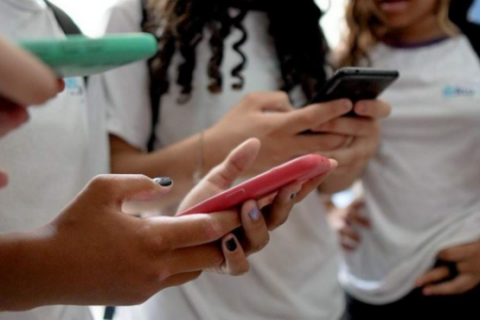 Governo regulamenta lei que restringe uso de celular na escola