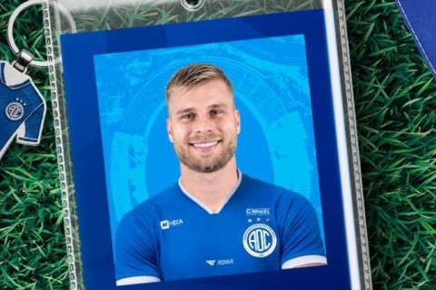 *Lateral-esquerdo Dimitry é o novo contratado do Confiança