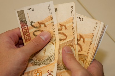 Aposentados do INSS que ganham mais que o mínimo começam a receber 13º