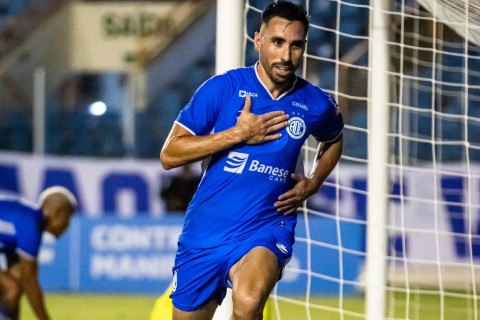 Confiança bate o líder Guarani com dois gols de Maikon Aquino no Batistão