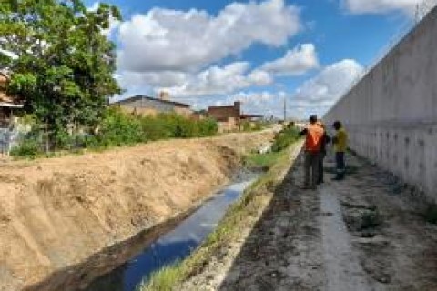 Defesa Civil de Aracaju atua na limpeza do canal do Loteamento Copacabana