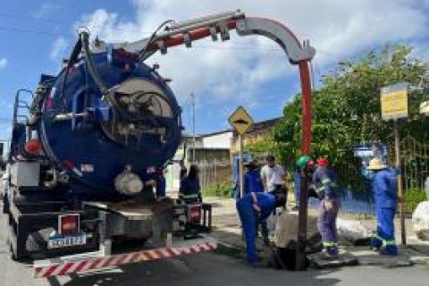 Emurb intensifica os serviços de desobstrução de bocas de lobo e caixas de passagem por toda a cidade