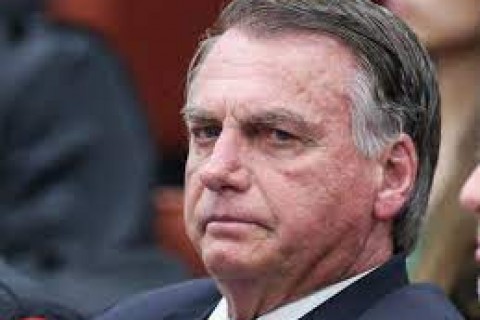 PF cumpre mandados na casa de Jair Bolsonaro, que usará tornozeleira