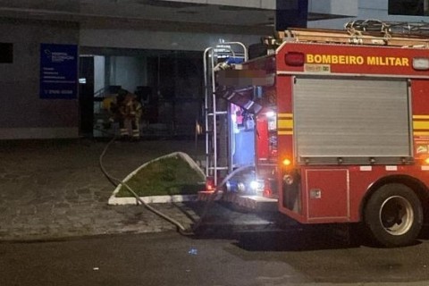 Corpo de Bombeiros combate incêndio em hospital de Aracaju