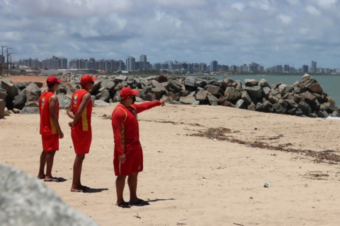 Corpo de Bombeiros alerta para riscos de banho na área das pedras na Coroa do Meio