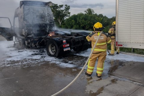 Corpo de Bombeiros atende ocorrência de incêndio em carreta no município alagoano de Porto Real do Colégio