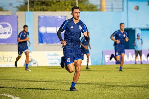 Confiança faz último treino antes de embarcar para São Paulo