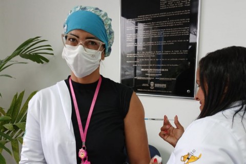 Hospital de Urgências mobiliza profissionais sobre a importância da vacinação contra Influenza