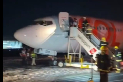 Avião colide com carro em pista do Aeroporto do Galeão, no Rio